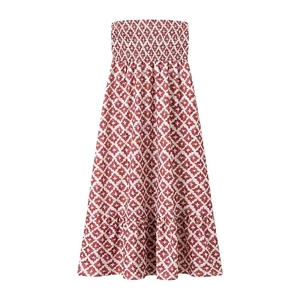 Détail de robe longue imprimée fleurs rouge et blanc avec bustier froncé et ourlet volanté