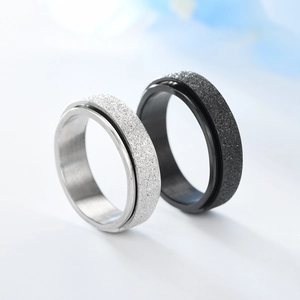 Nahaufnahme von drehbaren Ringen aus Titanstahl mit mattierter Textur in Silber und Schwarz