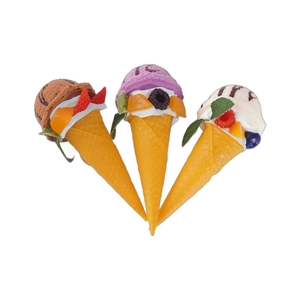 Tre magneti realistici a forma di cono gelato alla frutta per decorare il frigorifero