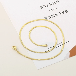 Dettaglio della collana piatta a catena serpente dorata da 2,2 mm in acciaio al titanio