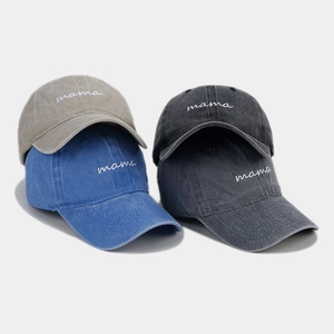 Détail de casquettes de baseball mama brodées en coton lavé en gris, marine et noir