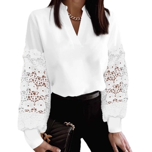 Elegante weiße Bluse mit V-Ausschnitt und aufwendiger Spitzenstickerei an den Ärmeln