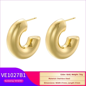 Close-up of gold-plated stainless steel C-shaped hoop earrings with dimensions and weight