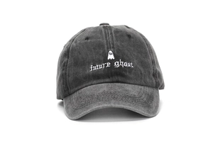 Dettaglio del ricamo Future Ghost sul cappellino da baseball in cotone nero lavato