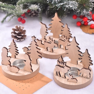 Bougeoir de Noël en bois avec silhouettes de renne et sapin sur fond de fourrure blanche