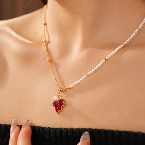 Détail d'un collier plaqué or 18 carats avec pendentif feuille d'érable et perles