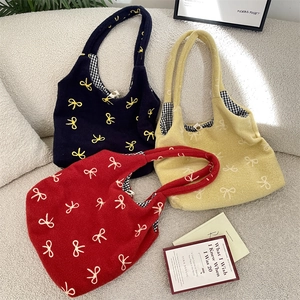 Détails de sacs fourre-tout en maille à nœuds avec doublure à carreaux en trois couleurs