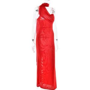 Détail de la robe en maille rouge dos nu avec drapé élégant et accessoire écharpe assorti