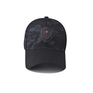 Nahaufnahme der schwarzen Camouflage-Kappe mit 3D-Schild-Patch und Detailtextur