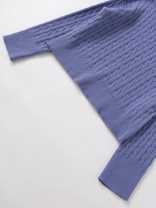 Détail de la maille torsadée sur pull lilas montrant l'ourlet côtelé et les poignets doux
