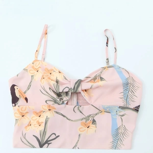 Robe fendue à fleurs avec imprimé oiseaux tropicaux rose et fines bretelles réglables