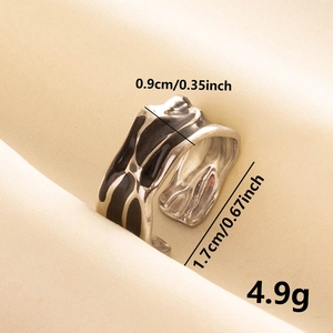 Dettaglio anello in acciaio inossidabile con smalto nero e misure di 0,9 cm e 1,7 cm