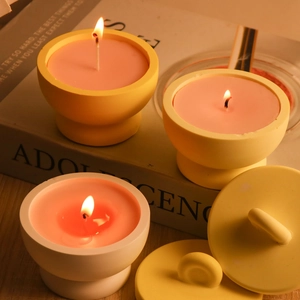Decorazione accogliente con candele profumate in vasetti di ceramica opaca