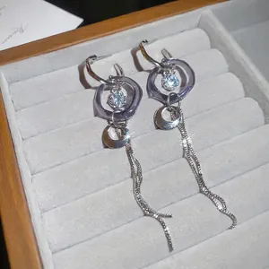 Boucles d'oreilles géométriques en acrylique et zircon avec pampilles argentées