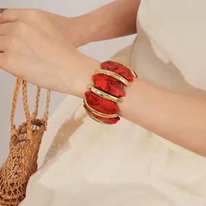 Bracelet extensible en acrylique irrégulier avec résine rouge marbré et métal doré poli