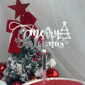 Dettaglio del topper per torta in acrilico argento Merry Christmas con motivo albero