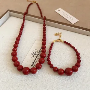 Ensemble élégant collier et bracelet en perles rouge foncé avec fermoir mousqueton doré