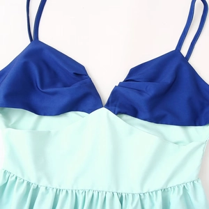 Robe longue dégradée bleu et vert menthe avec col en V pour les vacances d'été