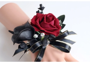 Corsage de poignet avec rose bordeaux, calla noir et bracelet élastique en perles
