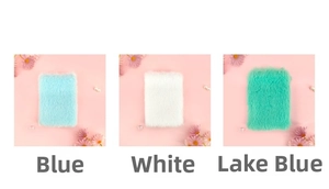 Detailopname van drie mini A7 pluche notitieboekjes in pastelblauw, wit en mintgroen