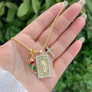 Détail du collier chaîne torsadée plaqué or 18K avec croix en zircon et pendentif rose