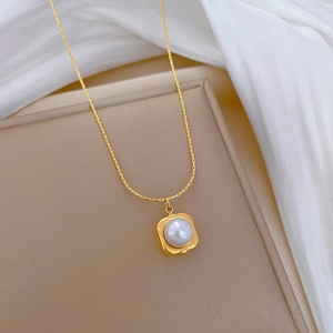 Collana in acciaio al titanio dorato con ciondolo a perla quadrata su seta elegante