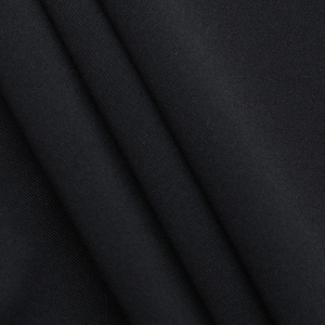 Nahaufnahme der schwarzen Strickstofftextur und feinen Webdetails für Minikleid