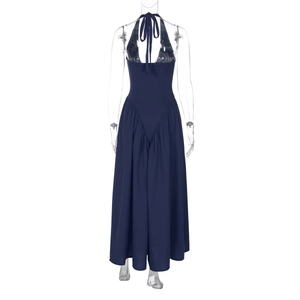 Detailansicht eines dunkelblauen rückenfreien Maxikleides mit Neckholder und Faltendetails