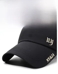 Detail der NY-Logo-Stickerei auf einer atmungsaktiven schwarzen Baseballkappe