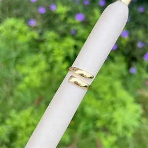 Detail eines verstellbaren Rings mit 18 Karat Vergoldung und poliertem minimalistischem Design