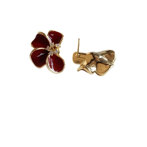 Boucles d'oreilles fleurs plaquées or 18K avec pétales rouges et centre en cristal