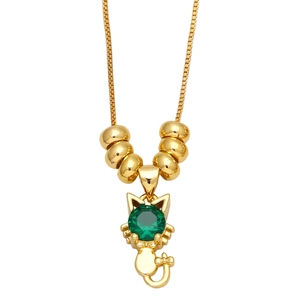 Collana con ciondolo a forma di gatto dorato con gemma verde smeraldo su catena sottile