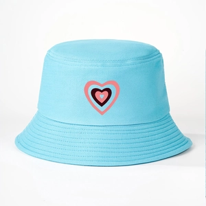 Dettaglio del cappello a secchiello azzurro in cotone con stampe a cuore multicolore
