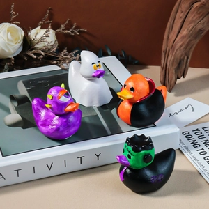 Set van vier Halloween eendjes met spook- en vampierontwerpen voor feestelijke decoratie