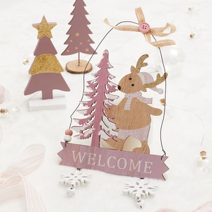 Plaque de bienvenue de Noël en bois rose avec renne et sapin sur fausse fourrure