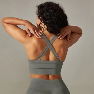 Détail de la brassière de sport sans couture gris foncé avec bretelles croisées