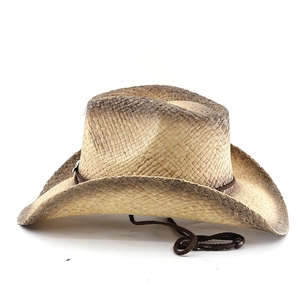 Dettaglio cappello da cowboy in rafia intrecciata con sfumatura di colore e cordino marrone