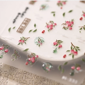 Gros plan de stickers à ongles en relief 3D avec motifs de baies rouges et feuilles