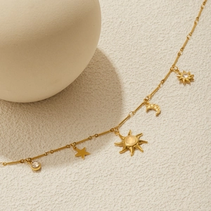 Dettaglio della collana in acciaio inossidabile 18K con ciondoli sole, luna e stelle
