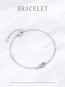 Detailansicht der S925 Silberarmband mit rosa ovalem Zirkonia und feiner Gravur