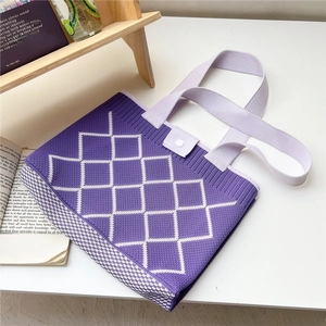 Détail du sac cabas en tricot à carreaux violets avec fermeture à bouton blanc