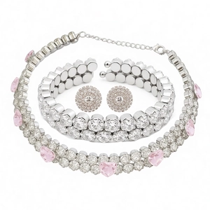 Parure de bijoux argentés avec cœurs roses comprenant collier, bracelet et boucles d'oreilles