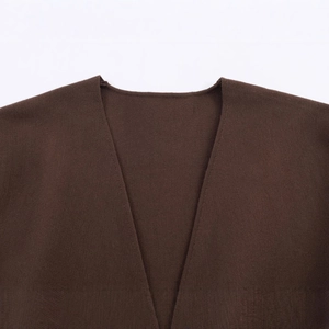 Cardigan in maglia con girocollo e cintura da donna in marrone scuro, stile autunnale
