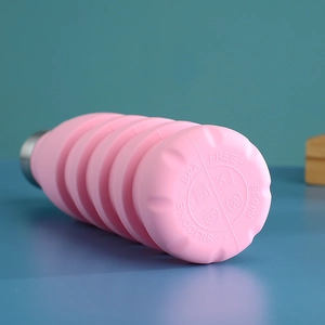 Detail of pink silicone folding bottle showing 550ml capacity and BPA FREE markings