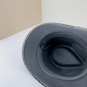 Détail de l'intérieur montrant le mélange de 65% coton et 35% polyester du chapeau