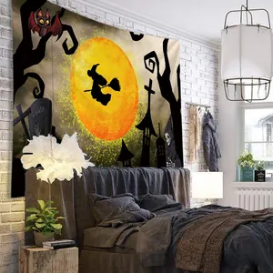 Détail d'une tapisserie d'Halloween avec sorcière et lune sur un mur de chambre
