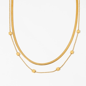 Collier double couche en acier inoxydable doré avec pendentifs carrés sur fond blanc