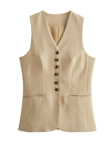Détail de face d'un gilet long kaki à col en V avec six boutons et poches décoratives