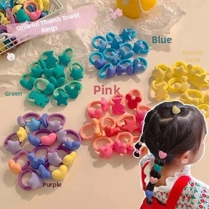 Dettaglio di elastici per capelli colorati con forme di stelle, cuori e orsetti