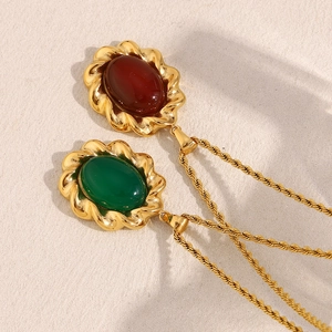Détail de colliers vintage plaqués or 18 carats avec pendentifs en agate rouge et verte